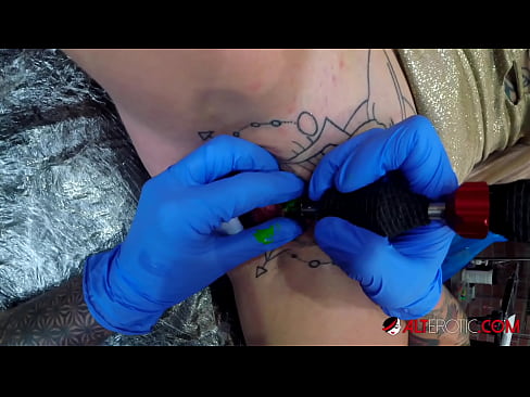 ❤️ Экстремально татуированная красотка Sully Savage сделала татуировку на клиторе ️ Красивое порно у нас ❌️❤